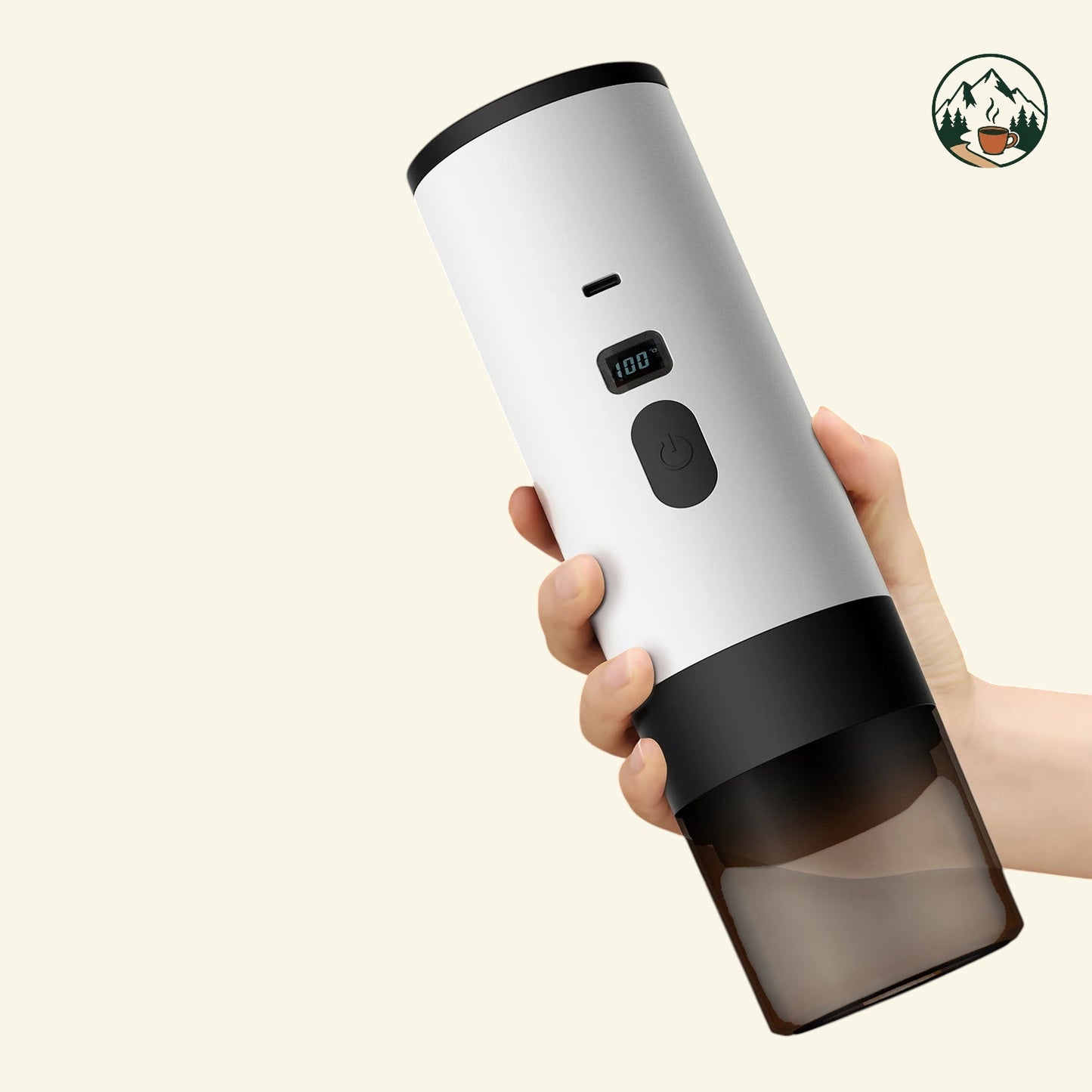 Cafetière portable Altacafé blanche avec écran numérique, tenue en main, idéale pour espresso en voyage.