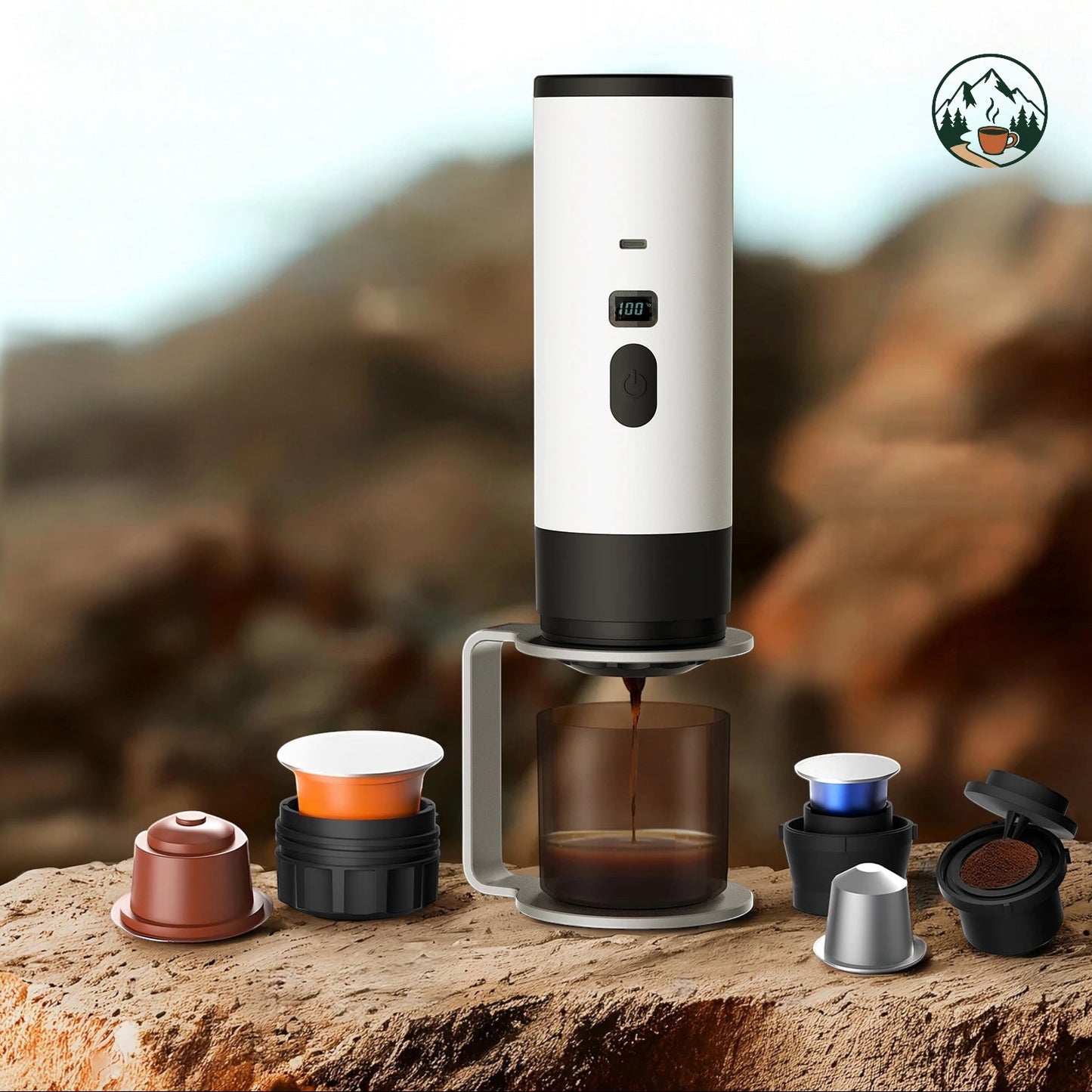 Cafetière portable Altacafé blanche avec écran digital, extraisant un espresso sur un support en extérieur.