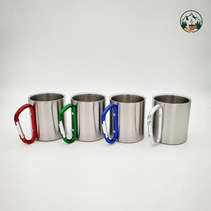 Quatre mugs isothermes Altacafé en acier inoxydable avec mousquetons colorés rouge, vert, bleu et argent pour camping
